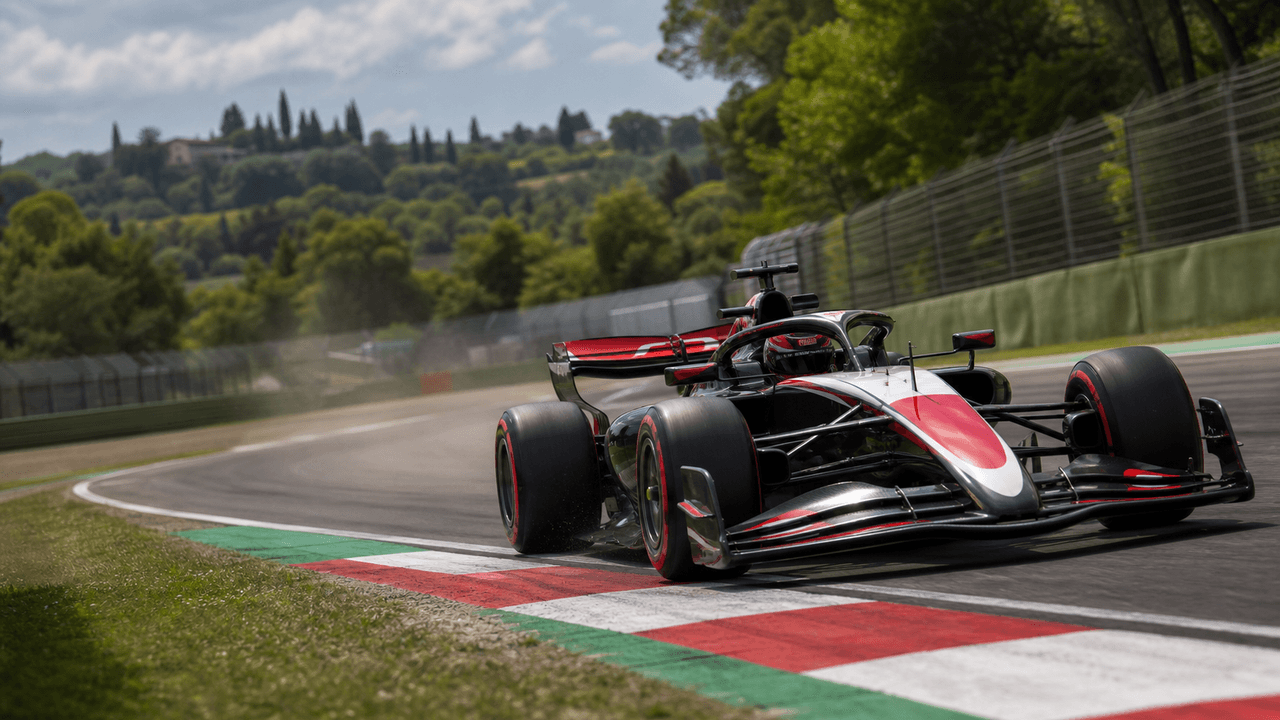 Formule na okruhu v Imole během tréninku GP Emilia Romagna