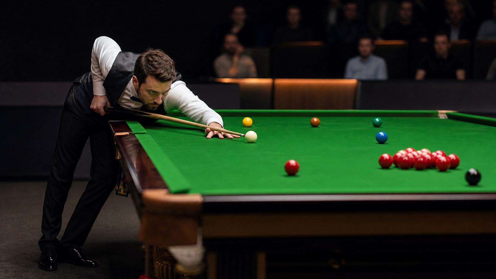 Profesionální hráč snookeru se soustředí na úder u osvětleného zeleného stolu